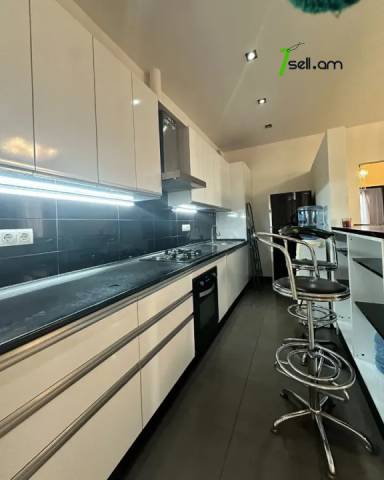 3 սենյականոց բնակարան Բրյուսովի փողոցում, 78 ք.մ., 2 սանհանգույց, կապիտալ վերանորոգված, քարե շենք