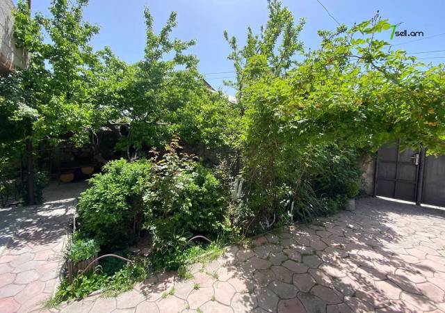 Երկու հարկանի քարե տուն Ռայնիսի փողոցում Քանաքեռ Զեյթունում, 300 քմ, 2 սանհանգույց, եվրովերանորոգված