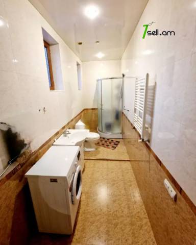 Երկու հարկանի քարե տուն, Դավթաշեն վարչական շրջան Դավիթաշենում, 650 ք.մ., 2 սանհանգույց