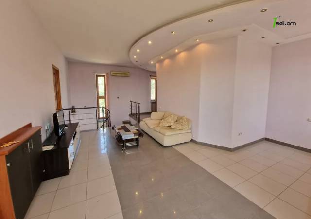 Երկու հարկանի քարե տուն Լուկաշինի փողոցում Աջափնյակում, 300 ք.մ., 3+ սանհանգույց, եվրովերանորոգված