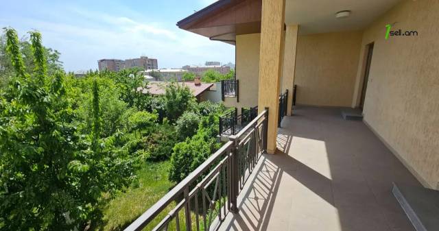 Երկու հարկանի քարե տուն Հայրիկ Մուրադյան փողոցում Արաբկիրում, 460 քմ, 3+ սանհանգույց