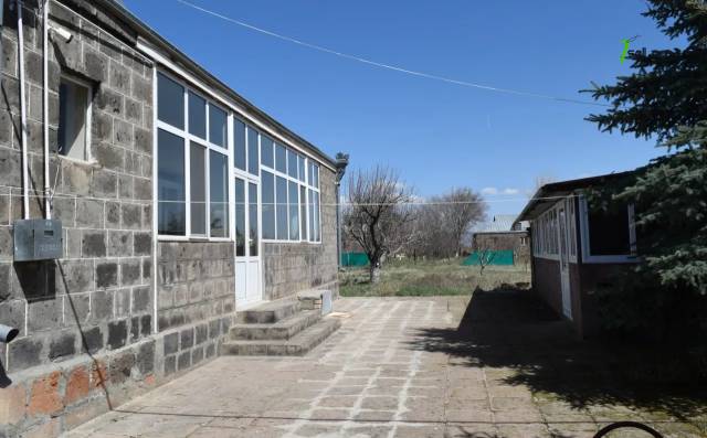 Մեկ հարկանի քարե տուն Մարմաշենում, 141 ք.մ., 2 սանհանգույց, մեծ հողամաս, եվրովերանորոգված