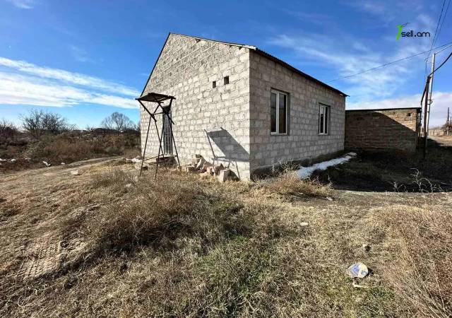 Մեկ հարկանի քարե տուն 17-րդ փողոցում Հայանիստում, 270 ք.մ., մասնակի վերանորոգում