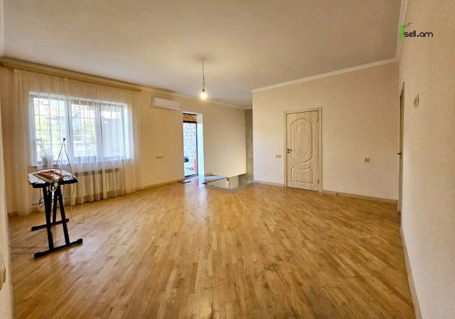 Երկու հարկանի քարե տուն Նոր Արեշի 37րդ փողոցում Էրեբունիում, 855 ք.մ., 2 սանհանգույց