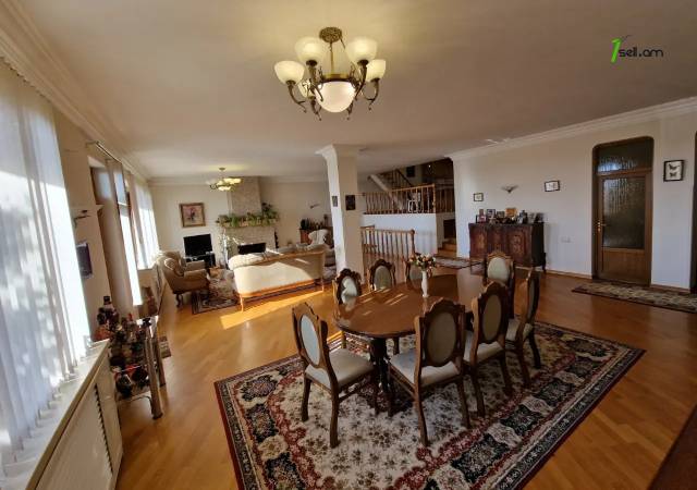 Երեք հարկանի քարե տուն Լուսինե Զաքարյան փողոցում Նորք Մարաշում, 300 քմ, 3+ սանհանգույց