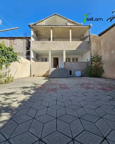 Երեք հարկանի քարե տուն Քաջազնունի փողոցում կենտրոնում, 1060 ք.մ., 3+ սանհանգույց