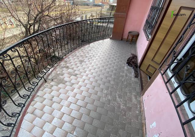 Երկու հարկանի քարե տուն Ծովակալ Իսակովի պողոտայում Շենգավիթում, 200 քմ, 2 սանհանգույց