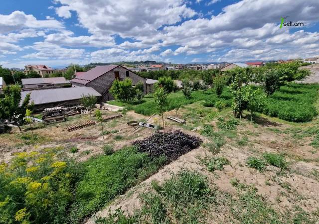 Մեկ հարկանի քարե տուն Ավանում, 1400 ք.մ., 2 սանհանգույց