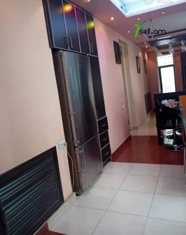 Երկու հարկանի տուն Զարոբյան փողոցում կենտրոնում, 221 ք.մ., 2 սանհանգույց