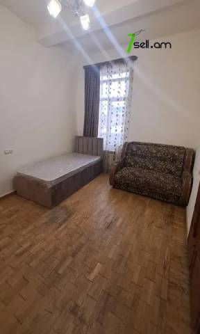 3 սենյականոց բնակարան Խորենացու փողոցում, 90 ք.մ., 3/5 հարկ, կապիտալ վերանորոգված, քարե շենք