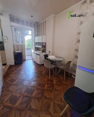 3 սենյականոց բնակարան Մոսկովյան փողոցում, 98 ք.մ., բարձր առաստաղներ, մի քանի պատշգամբ, 3/5 հարկ