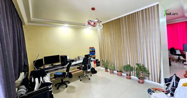 Երեք հարկանի քարե տուն Խաչատուր Աբովյանի փողոցում Ավանում, 1960 ք.մ., 3+ սանհանգույց