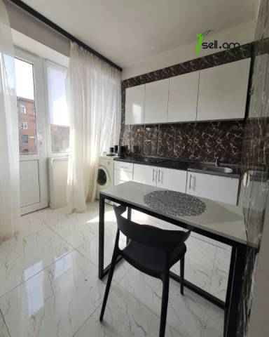 2 սենյականոց բնակարան Մեսրոպ Մաշտոցի պողոտայում, 45 ք.մ., 3/5 հարկ, եվրովերանորոգված, քարե շենք