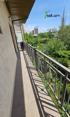 Երկու հարկանի քարե տուն Հայրիկ Մուրադյան փողոցում Արաբկիրում, 460 քմ, 3+ սանհանգույց