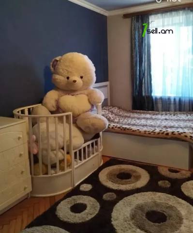 3 սենյականոց բնակարան Դավիթ Բեկի փողոցում, 80 ք.մ., նախավերջին հարկ, եվրովերանորոգված, քարե շենք