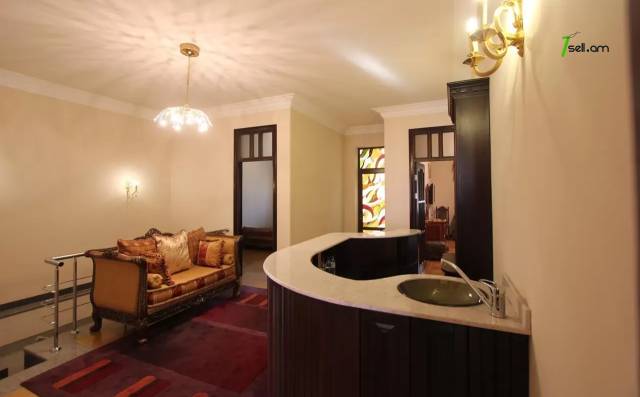 Երեք հարկանի քարե տուն Սևքարեցի Սաքոյի փողոցում Արաբկիրում, 600 ք.մ., 3+ սանհանգույց