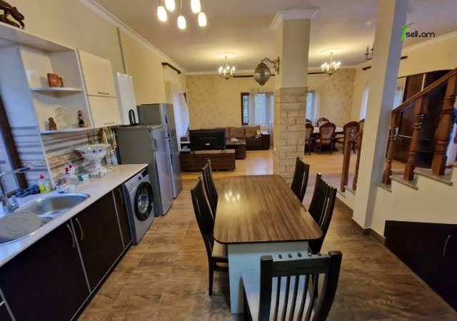 Երկու հարկանի քարե տուն 12-րդ փողոցում Պտղնիում, 1200 քմ, 3+ սանհանգույց, եվրովերանորոգված