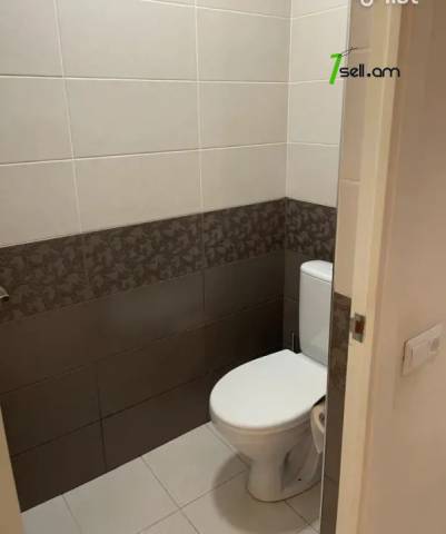 3 սենյականոց բնակարան Կոմիտասի պողոտայում, 95 ք.մ., բարձր առաստաղներ, եվրովերանորոգված, քարե շենք