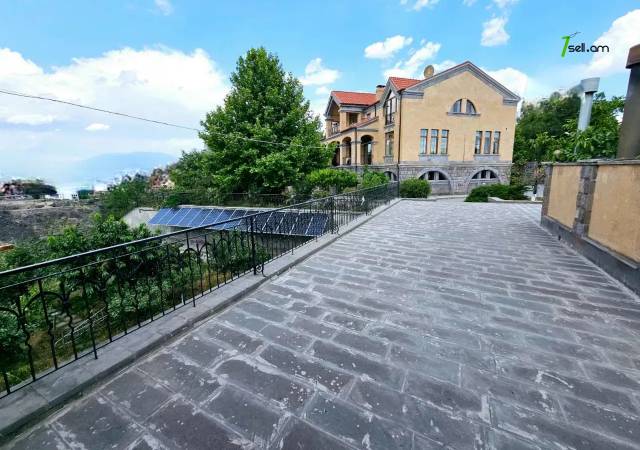 Երեք հարկանի տուն Արաբկիրում, 3200 ք.մ., 3+ սանհանգույց, մեծ հողամաս, կապիտալ վերանորոգված