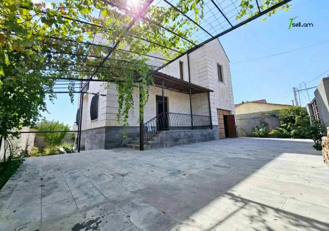 Երեք հարկանի տուն Ղափանցյան փողոցում Արաբկիրում, 500 ք.մ., 2 սանհանգույց, եվրովերանորոգված