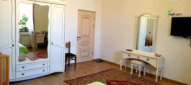 Երկու հարկանի քարե տուն Նվեր Սաֆարյան փողոցում Ավանում, 600 ք.մ., 3+ սանհանգույց