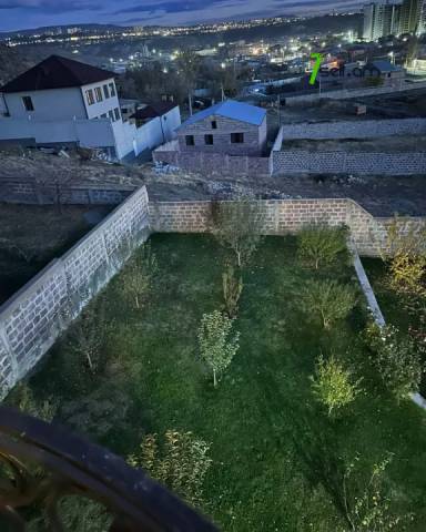 Երեք հարկանի քարե տուն 1-ին փողոցում Զովունիում, 800 ք.մ., 3+ սանհանգույց, կապիտալ վերանորոգված