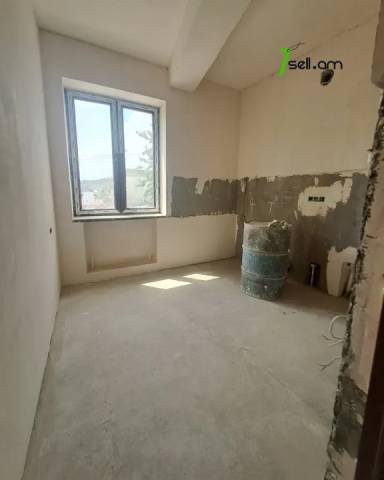 Չորս հարկանի քարե տուն Շևչենկոյի փողոցում կենտրոնում, 420 քմ, 3+ սանհանգույց, մասնակի վերանորոգում