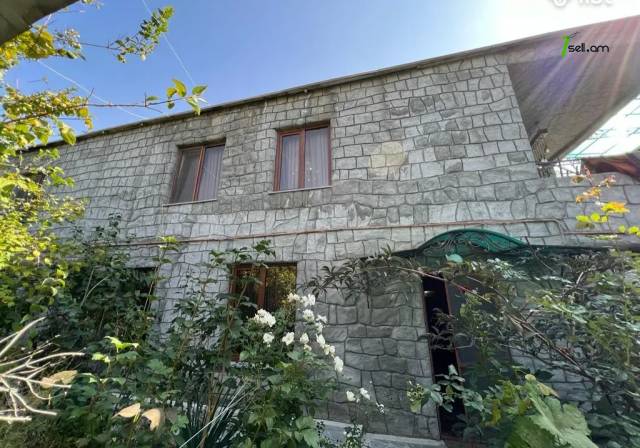 Երկու հարկանի քարե տուն Առափնյա փողոցում Եղվարդում, 207 ք.մ., 2 սանհանգույց