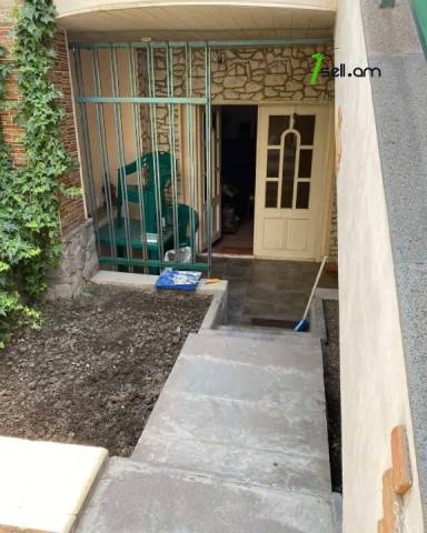 Երկու հարկանի քարե տուն Արաբկիրի 33-րդ փողոցում Արաբկիրում, 150 ք.մ., 3+ սանհանգույց