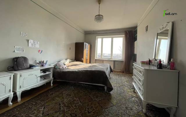 3 սենյականոց բնակարան Կոմիտասի պողոտայում, 99 ք.մ., մի քանի պատշգամբ, նախավերջին հարկ, քարե շենք