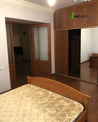 3 սենյականոց բնակարան Կարապետ Ուլնեցու փողոցում, 105 ք.մ., 2 սանհանգույց, բարձր առաստաղներ, 1/3 հարկ