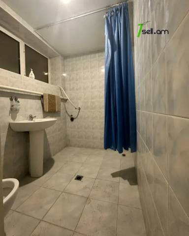 Երկու հարկանի քարե տուն Դավիթ Բեկի փողոցում Էրեբունիում, 250 քմ, 3+ սանհանգույց, եվրովերանորոգված