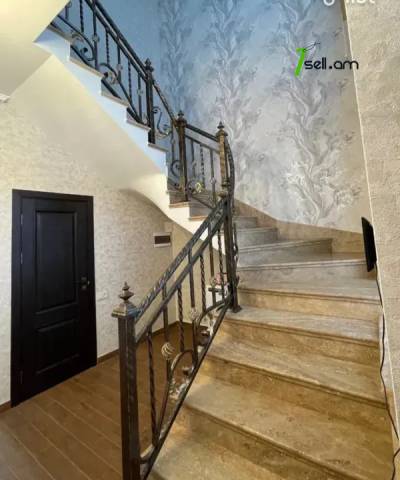 Երկու հարկանի քարե թաունհաուզ, Գ-1 թաղամաս Աջափնյակում, 150 ք.մ., 2 սանհանգույց, եվրովերանորոգված