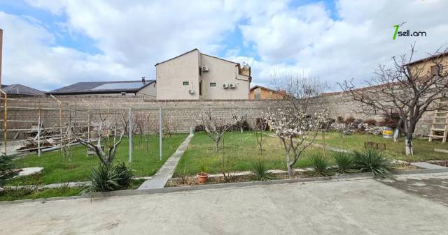 Երկու հարկանի քարե տուն Դավիթ Բեկի փողոցում Էրեբունիում, 1600 ք.մ., 3+ սանհանգույց