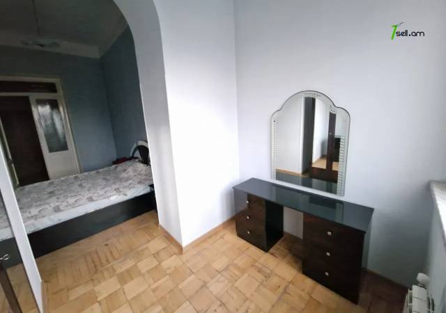 3 սենյականոց բնակարան Մոսկովյան փողոցում, 120 ք.մ., բարձր առաստաղներ, նախավերջին հարկ