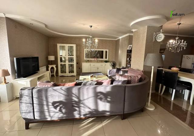 4 սենյականոց բնակարան Մեսրոպ Մաշտոցի պողոտայում, 135 ք.մ., 2 սանհանգույց, կապիտալ վերանորոգված