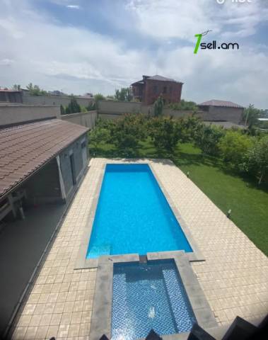 Երեք հարկանի տուն Մարշալ Բաբաջանյան փողոցում Ավանում, 715 քմ, 3+ սանհանգույց