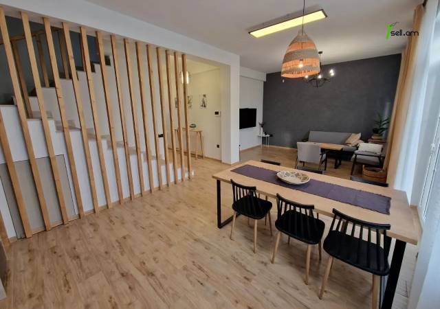 Երկու հարկանի քարե տուն, Դավթաշենի 2-րդ զանգված Դավիթաշենում, 170 ք.մ., 2 սանհանգույց