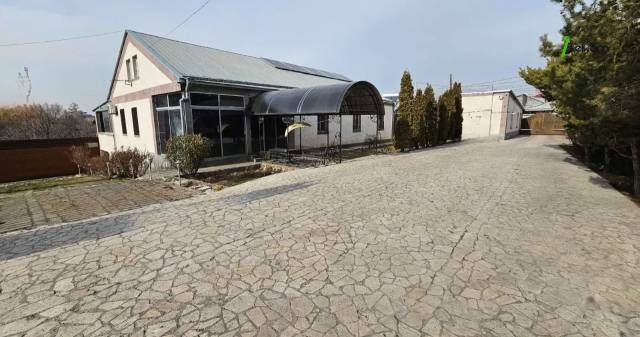 Մեկ հարկանի քարե տուն Ֆանարջյան փողոցում Քանաքեռ Զեյթունում, 1700 ք.մ., 2 սանհանգույց