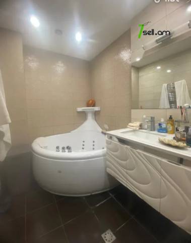 4 սենյականոց բնակարան նորակառույց շենքում Ադոնցի փողոցում, 145 քմ, 12/18 հարկ, բարձր առաստաղներ