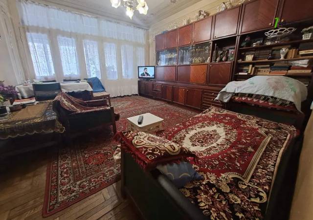 3 սենյականոց բնակարան Վարդանանց փողոցում, 90 ք.մ., մի քանի պատշգամբ, քարե շենք