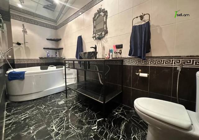 5 սենյականոց բնակարան Մհեր Մկրտչյան փողոցում, 210 քմ, նախավերջին հարկ, 2 սանհանգույց