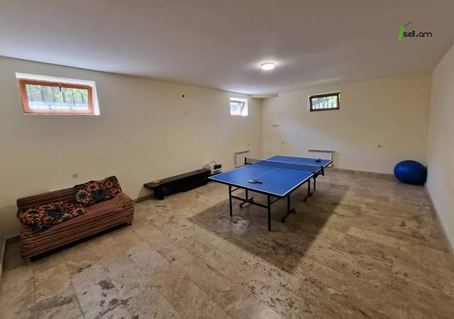 Երկու հարկանի քարե տուն Ջրվեժում, 1200 քմ, 3+ սանհանգույց, եվրովերանորոգված