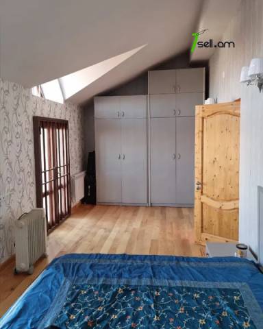 Երկու հարկանի քարե տուն Քեռու փողոցում Ձորաղբյուրում, 1200 քմ, 2 սանհանգույց, եվրովերանորոգված