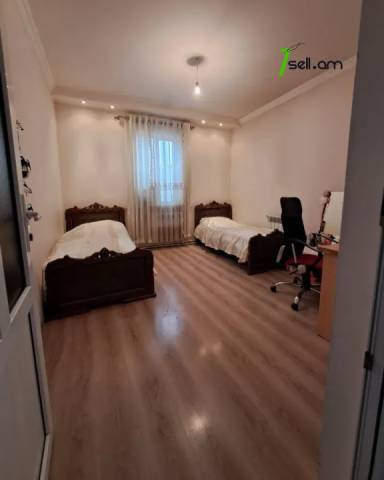 Երկու հարկանի քարե տուն Մայիսի 9-ի փողոցում Շենգավիթում, 300 ք.մ., 2 սանհանգույց