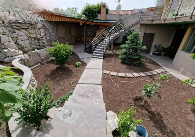 Երեք հարկանի քարե տուն, Նոյ թաղամաս Աջափնյակում, 600 ք.մ., 3+ սանհանգույց, եվրովերանորոգված