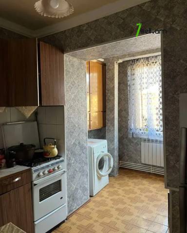 2 սենյականոց բնակարան Մուրացանի փողոցում, 54 ք.մ., 2/5 հարկ, կապիտալ վերանորոգված, քարե շենք