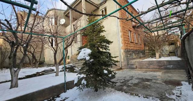 Երկու հարկանի քարե տուն Սեպուհի փողոցում Արաբկիրում, 788 ք.մ., 2 սանհանգույց, կոսմետիկ վերանորոգում