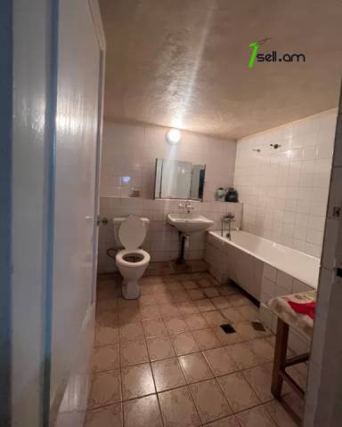 Երեք հարկանի քարե տուն Մարշալ Բաղրամյան պողոտայում Արաբկիրում, 840 ք.մ., 2 սանհանգույց