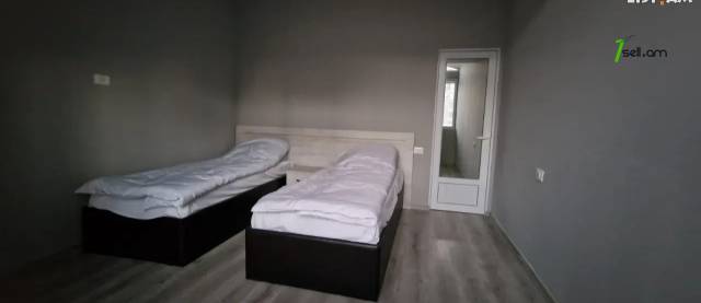 Ընդարձակ 5 սենյականոց բնակարան Մեսրոպ Մաշտոցի պողոտայում, 310 ք.մ., 2 սանհանգույց, բարձր առաստաղներ